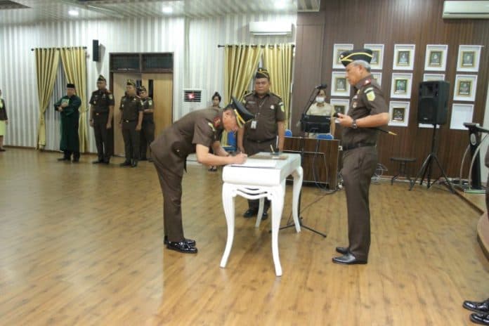 lantik_kajari_tapsel_baru_kajati_sumut_minta_seluruh_jajaran_pertahankan_kinerja_yang_baik