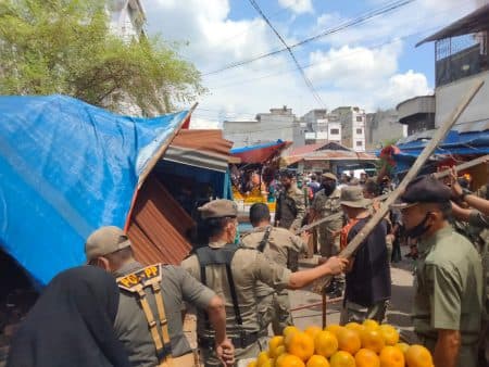 lapak_pasar_buah_kisaran_digusur_pedagang_pingsan