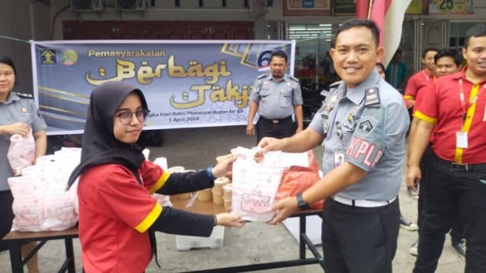 lapas_narkotika_klas_iia_pematangsiantar_bagi_takjil_ke_masyarakat