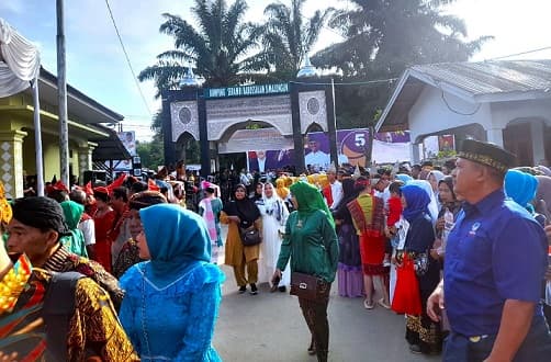 lautan_manusia_sambut_kedatangan_anies_baswedan_di_simalungun