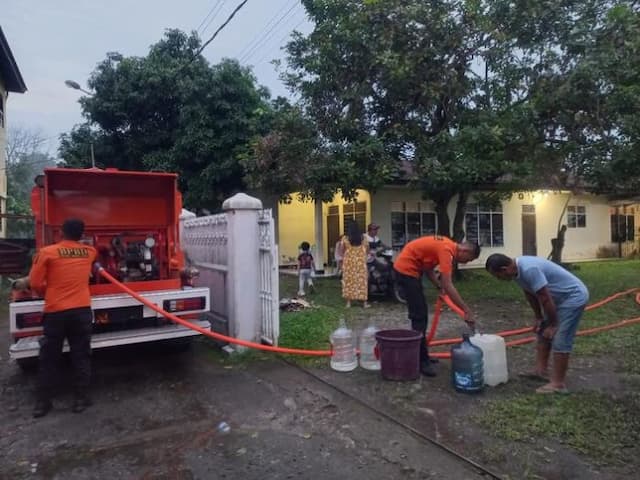 layanan_terganggu_tirtanadi_cabang_padang_bulan_salurkan_air_tangki_ke_warga