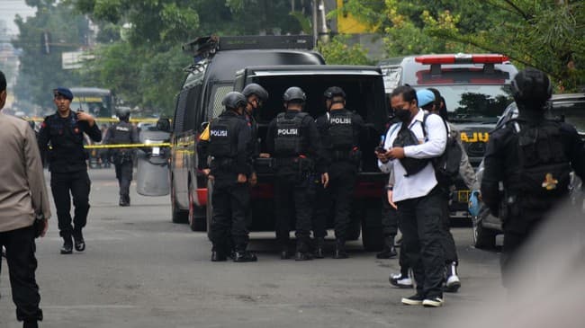 ledakan_terjadi_di_markas_brimob_polda_jatim_bangunan_dan_mobil_rusak