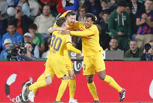lewandowski_cetak_brace_barcelona_lumat_elche_4_gol_tanpa_balas