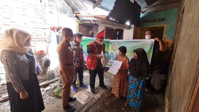 lewat_program_denai_menyapa_dan_berbagi_camat_medan_denai_bantu_warga_tak_mampu