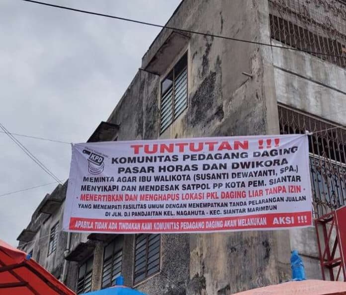 lewat_spanduk_wali_kota_siantar_diminta_menertibkan_pedagang_daging_di_jalan_di_panjaitan