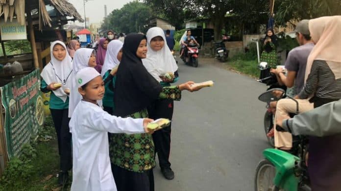 libatkan_santrinya_yayasan_islamiyah_al_amin_berbagi_takjil_dan_galang_beras
