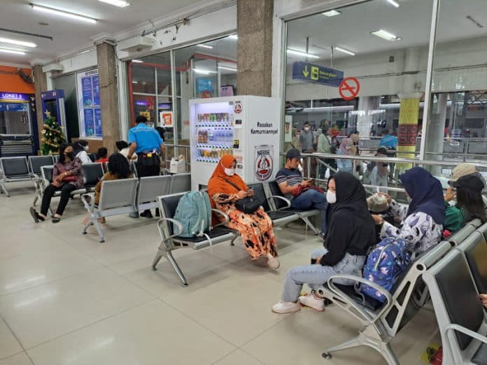 libur_akhir_tahun_tiket_kereta_api_jarak_jauh_sudah_terjual_51_persen