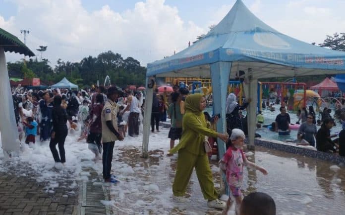 libur_lebaran_pengunjung_padati_wisata_wahana_permainan_air