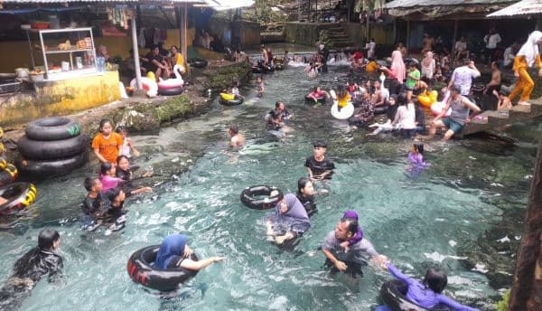 libur_nataru_wisata_pemandian_jadi_favorit_warga_untuk_habiskan_waktu