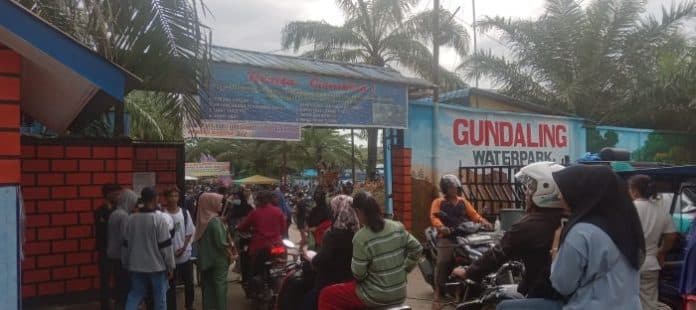 libur_tahun_baru_kolam_renang_gundaling_waterpark_tebingtinggi_diserbu_pengunjung