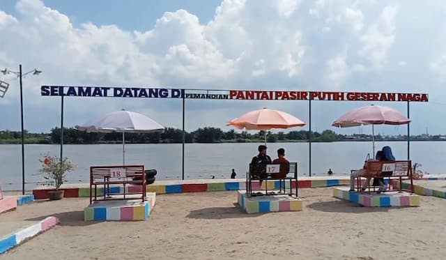 liburan_natal_pengunjung_pasir_putih_geseran_naga_sei_kepayang_asahan_ramai