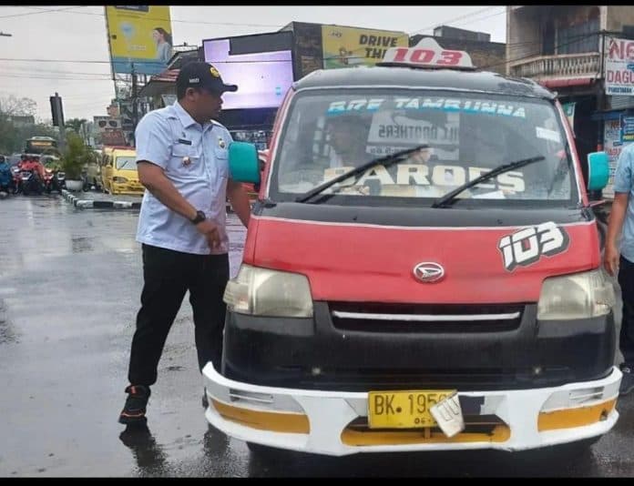lihat_pemotor_ditabrak_bobby_nasution_hentikan_angkot_terobos_lampu_merah