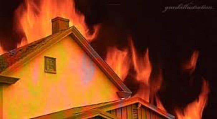 lilin_jatuh_saat_isi_bensin_rumah_musnah_terbakar_di_muara