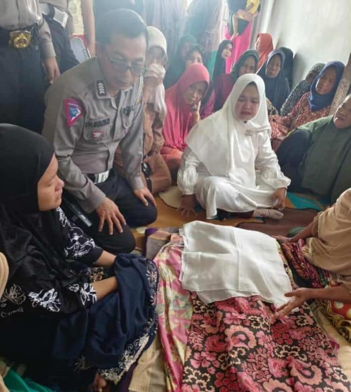lindas_balita_menyebrang_jalan_sopir_dump_truk_melarikan_diri