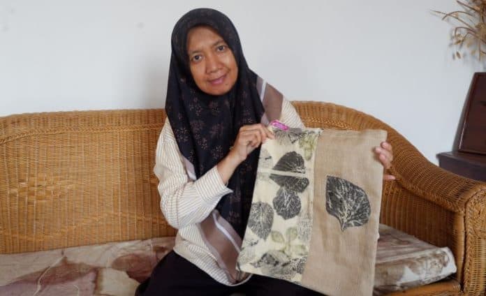 lkp_isoku_milik_kurniasih_hasilkan_berbagai_produk_dengan_metode_ecoprint