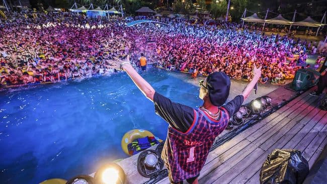 lockdown_dicabut_ribuan_orang_hadiri_festival_musik_di_wuhan
