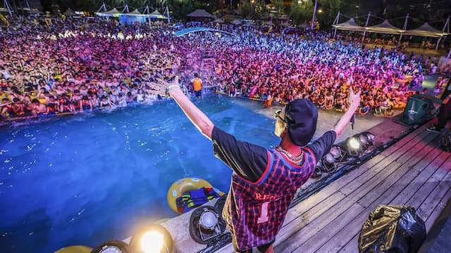 lockdown_dicabut_ribuan_orang_hadiri_festival_musik_di_wuhan