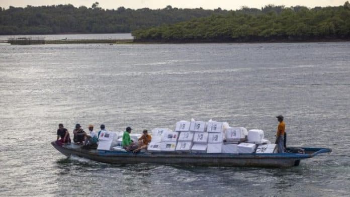 logistik_pemilu_ke_pulau_terjauh_natuna_diantar_menggunakan_kapal_kayu