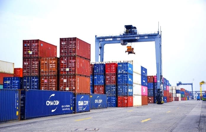 logistik_peserta_aquabike_2024_dari_berbagai_negara_tiba_di_pelabuhan_belawan