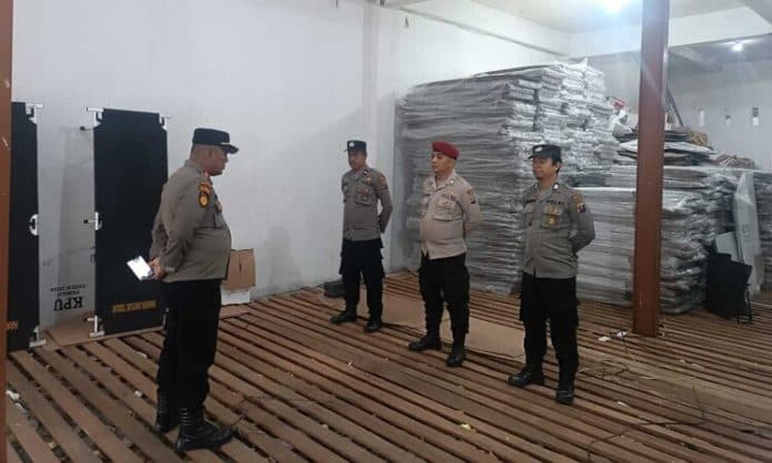 logistik_pilkada_mulai_berdatangan_kapolres_pastikan_pengamanan_kpu_siantar