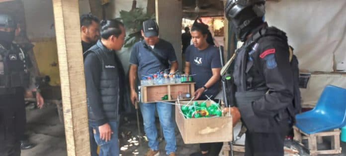 lokasi_judi_dan_narkoba_di_jermal_xv_digerebek_belasan_orang_diamankan