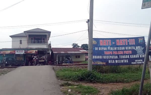 lokasi_mobil_rombongan_pdt_bonar_tobing_tertabrak_ka_kini_dipasang_spanduk_imbauan