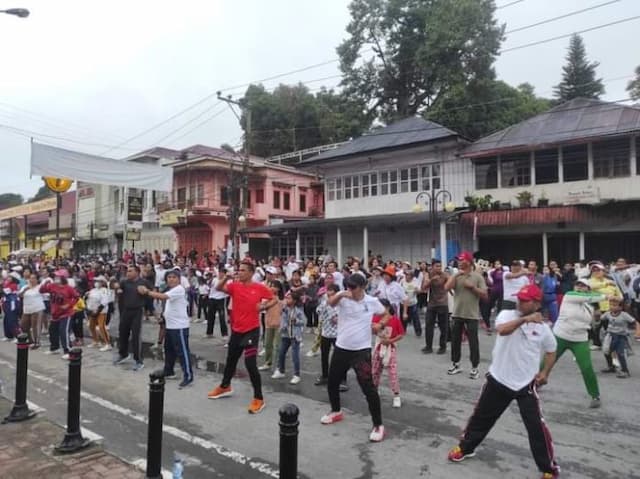 lomba_jalan_santai_dan_senam_massal_sukses_pemkab_taput_dan_dprd_sumut_saling_klaim