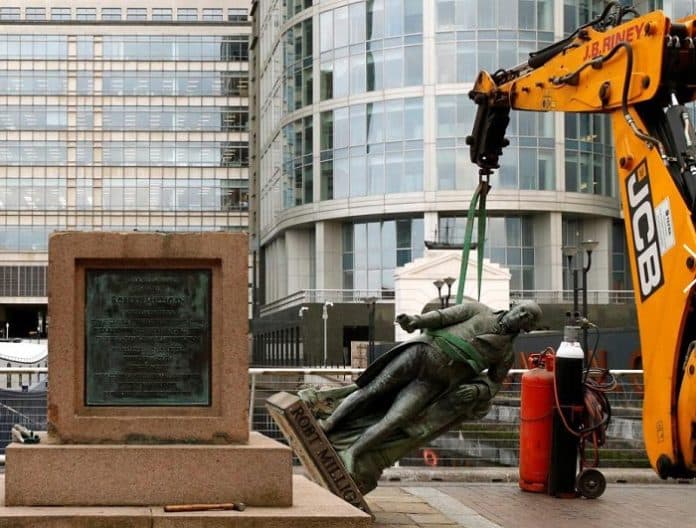 london_turunkan_patung_pedagang_budak_robert_milligan