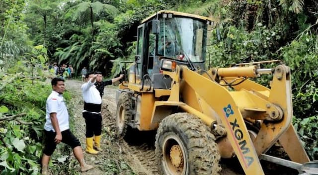 longsor_di_kecamatan_dolok_panribuan_pemkab_simalungun_kerahkan_alat_berat_bersihkan_material