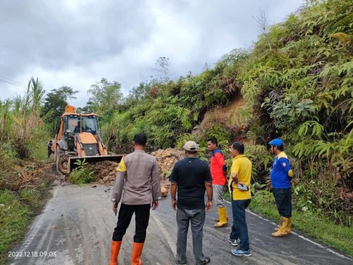 longsor_di_ulumerah_pakpak_bharat_kembali_normal