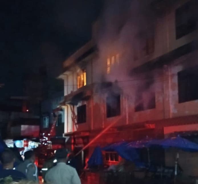 losmen_bahagia_tebing_tinggi_terbakar_api_muncul_di_lantai