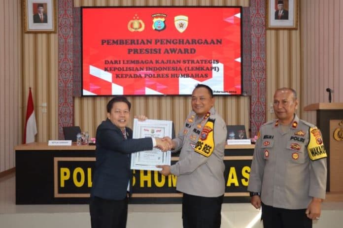 loyalitas_tinggi_kapolres_humbahas_terima_penghargaan_dari_lemkapi
