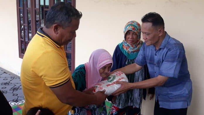 lpkh_dan_wartawan_berbagi_beras_pada_masyarakat_sergai