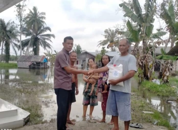 lsm_sira_salurkan_bantuan_kepada_korban_banjir_di_sergai