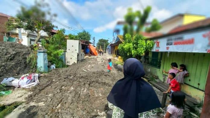 lubang_bekas_galian_drainase_di_medan_ancam_keselamatan_warga
