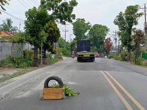 lubang_berbahaya_di_jalan_medan_siantar_ditutup_seadanya