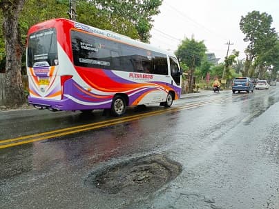 lubang_di_jalan_medan_siantar_tak_kunjung_diperbaiki