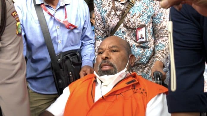 lukas_enembe_drop_dan_dilarikan_ke_rspad_rencana_pemeriksaan_kpk_tertunda