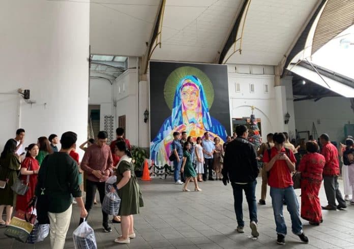lukisan_raksasa_bunda_maria_hiasi_gereja_katolik_kristus_raja