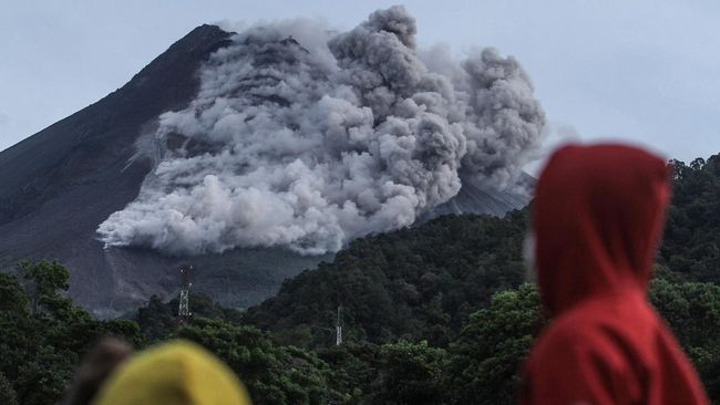 luncuran_awan_panas_gunung_merapi_mencapai_18_km