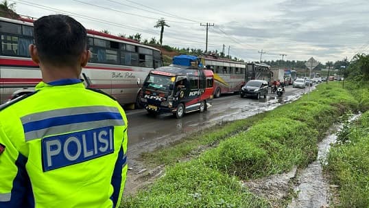 macet_panjang_di_jalinsum_asahan_disebabkan_genangan_air