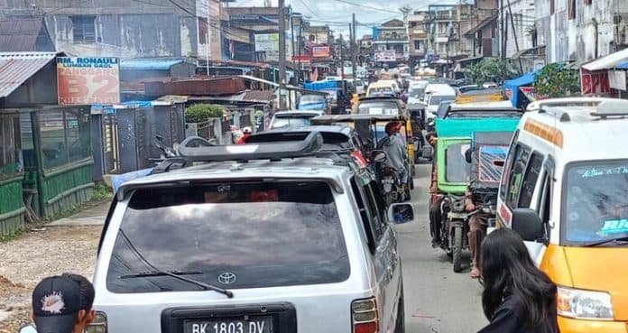 macet_total_di_sidikalang_dan_kendaraan_tertahan_berjam_jam
