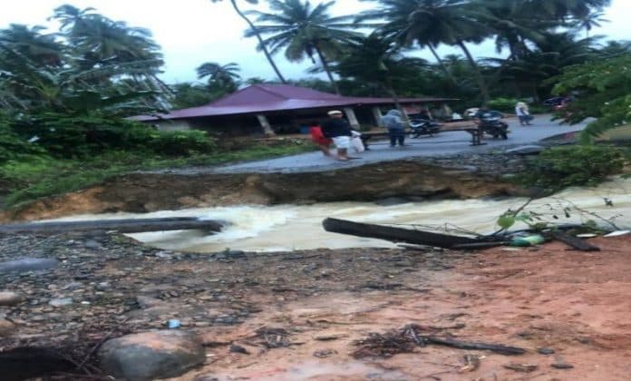 madina_diterjang_banjir_3_jembatan_ambrol_85_rumah_terendam