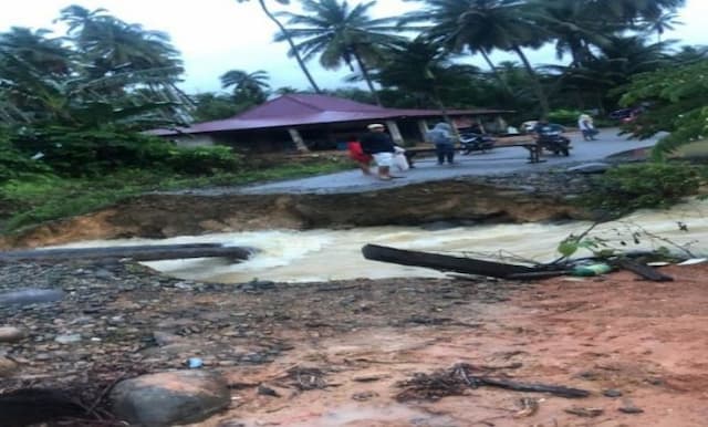 madina_diterjang_banjir_3_jembatan_ambrol_85_rumah_terendam