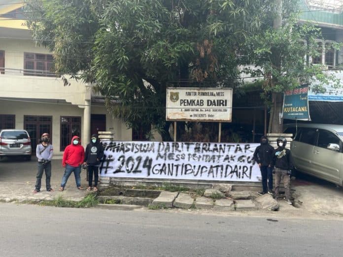 mahasiswa_asal_dairi_gelar_aksi_segel_mess_pemkab_di_medan