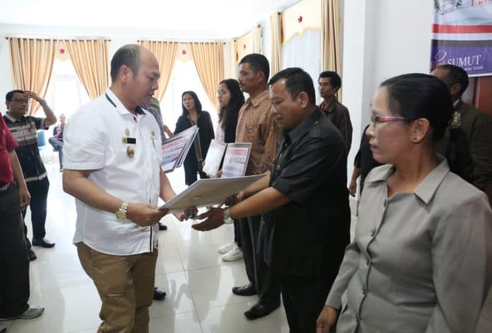 mahasiswa_berprestasi_taput_dapat_bantuan_csr