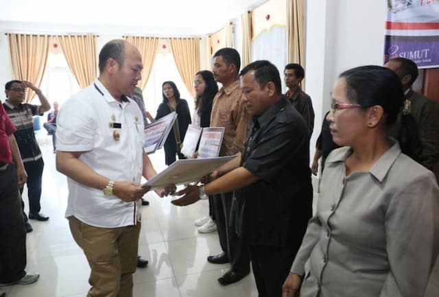 mahasiswa_berprestasi_taput_dapat_bantuan_csr