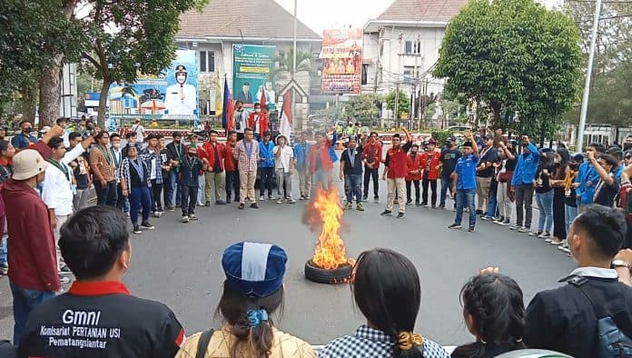 mahasiswa_cipayung_plus_siantar_desak_wali_kota_dan_dprd_ikut_tolak_kenaikan_harga_bbm