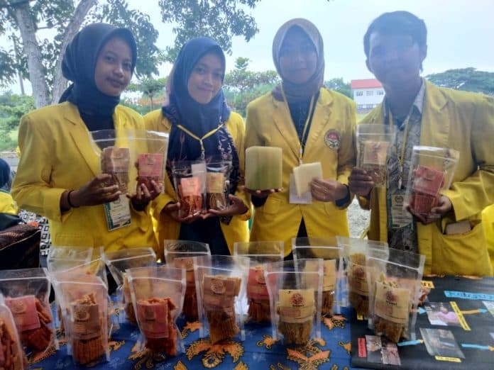 mahasiswa_di_asahan_bikin_keripik_gurih_dari_limbah_batang_pohon_pisang