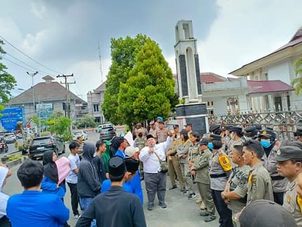 mahasiswa_di_siantar_gelar_unjuk_rasa_tuntut_hak_angket_dan_stabilkan_harga_bahan_pokok